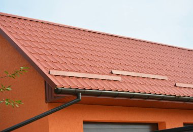 Bina Modern House inşaat ile garaj, metal çatı, yağmur oluk boru hattı sistemi ve çatı koruma kar kurulu, kar bar. Çatı kar Muhafız: Besin maddeler ve içecekler ve malzemeleri