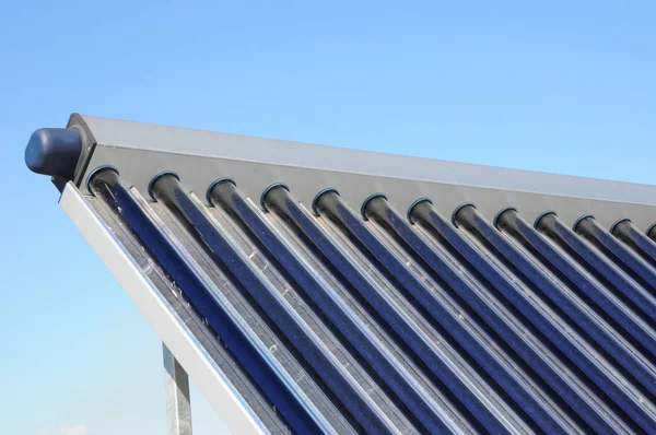 Los sistemas solares de calentamiento de agua (SWH) utilizan paneles solares, llamados colectores, instalados en su techo. Colector térmico solar con la necesidad de polvo para limpiar. Concepto de eficiencia energética. paneles solares de agua caliente calefacción . — Foto de Stock