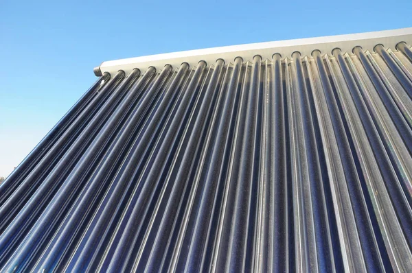 Paneles solares de agua caliente calefacción. Los sistemas solares de calentamiento de agua (SWH) utilizan paneles solares, llamados colectores, instalados en su techo. Colector térmico solar con la necesidad de polvo para limpiar. Concepto de eficiencia energética . — Foto de Stock