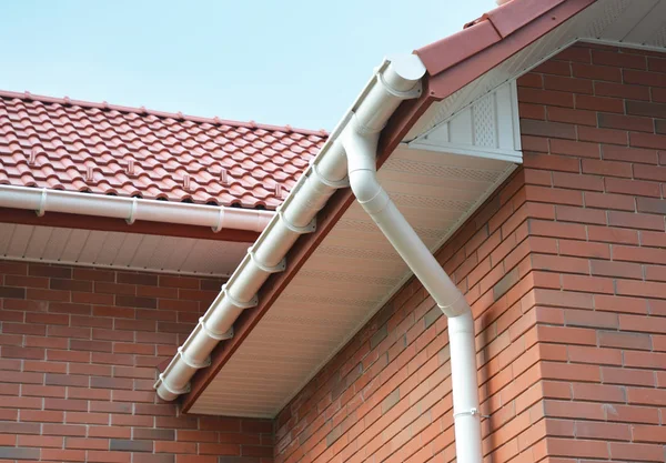 Close-up op huis probleemgebieden voor regen goot Waterproofing buiten. Huis dakgoten, dakgoten, kunststof goothoogte systeem, dakgoten & afvoer pijp buitenkant — Stockfoto