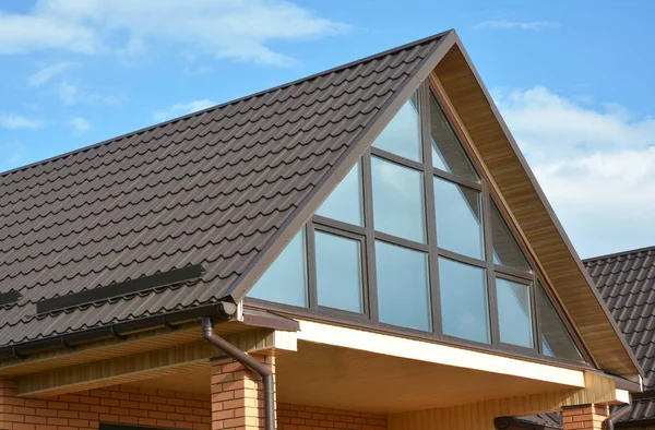Modern ház, fém tetőfedő, panoráma ablak, tetőablak, tetőtéri ablak, és az eső ereszcsatorna rendszer. — Stock Fotó