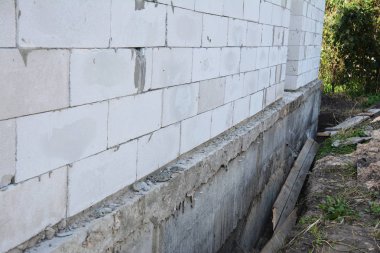 Ev duvar yalıtım ile temel su yalıtımı için hazır. 