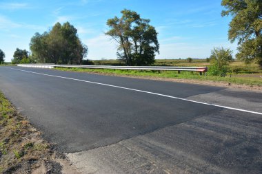 Yeni asfalt yol döşeme. Yeni asfalt yol onarım üzerinde Kapat.