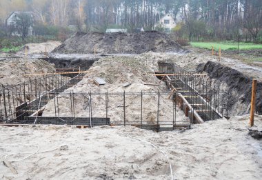 Yeni bir ev için bir temel yapı. Bina inşaat içinde Vakıflar türleri.