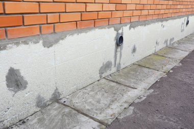 Sert köpük yalıtım levha ve Vakıflar, yükleme. Vakfı ev izolasyon enerji tasarrufu için. Çıplak Vakfı Duvar yalıtım panelleri yüklemek. 