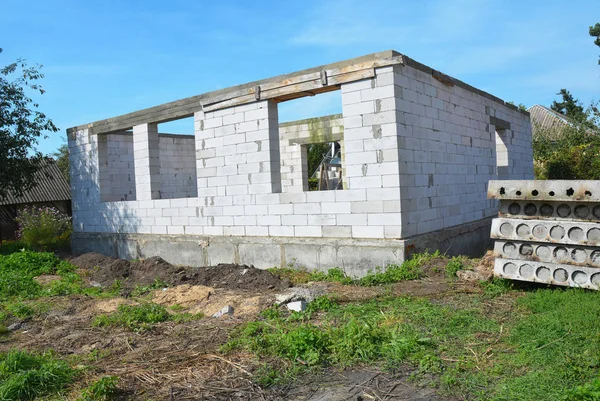 加气混凝土砌块建筑房屋与屋面施工 — 图库照片