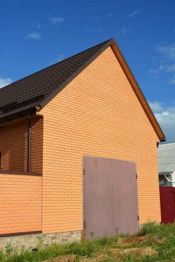 Tuğla garaj ev tasarım. Metal garaj kapısı.