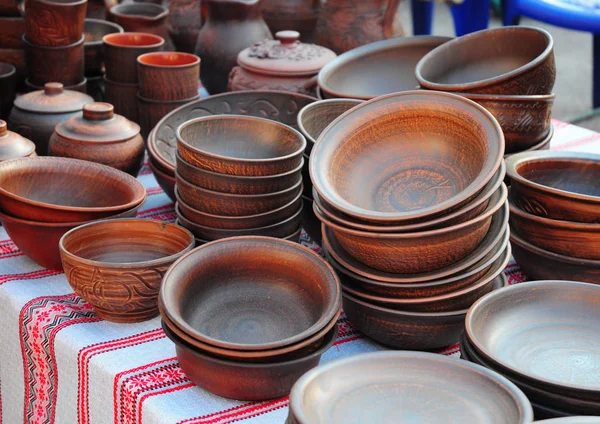 Traditionella keramiska tillbringare. Handgjorda keramiska keramik med keramiska krukor och Clay plattor. — Stockfoto