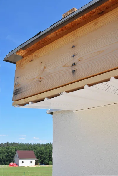 Soffit Board i powięzi zarządu instalacji, napraw. Budowa dachu. — Zdjęcie stockowe