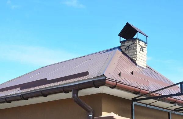 Haus-Regenrinnen-System und Dachschutz vor Schneebrettern (Schneeräumung) auf Wohnhausdachkonstruktion mit Schornstein. Dachkonstruktion aus Metall. — Stockfoto
