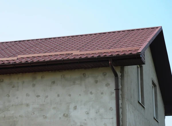 स्टुको वॉल और रेन गटर सिस्टम के साथ छत निर्माण — स्टॉक फ़ोटो, इमेज