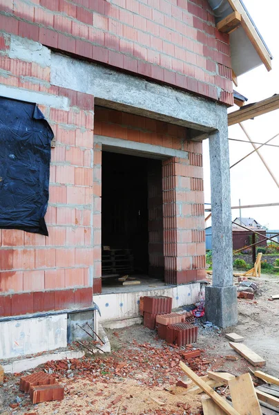 Konstrukce vchodu do domu. Staveniště s novým domem z porézních keramických bloků. — Stock fotografie