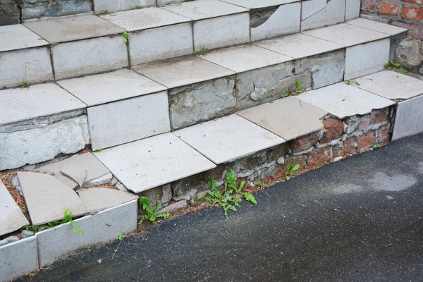 Gevaar gebroken huis stappen buiten. Beschadigde trap zaak moet reparatie. — Stockfoto