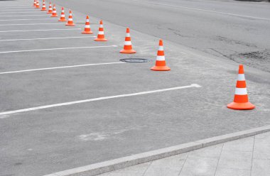 Yolda trafik koni. Yolda trafik kullanılan uyarı işareti üzerinde beyaz işareti ve trafik koni ile kapalı araba park yeri