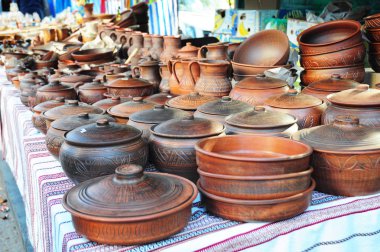 Geleneksel seramik sürahi dekoratif havlu üzerinde. El yapımı Ukrayna seramik seramik seramik kaplar ve kil tabak açık havada yol kenarına yerleştirilen bir pazarda, vitrin.