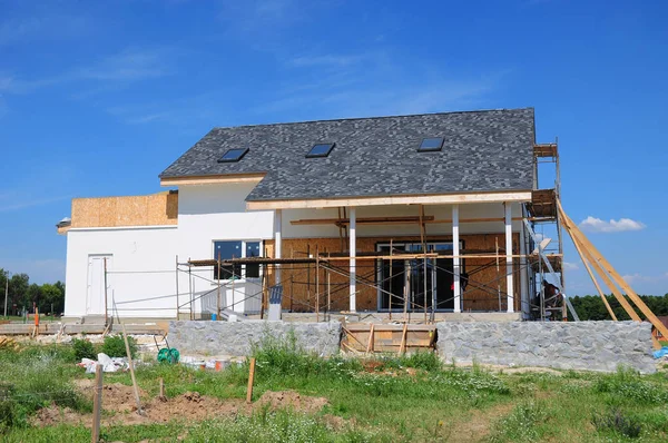Home Renovação, remodelação, isolamento e reparação ao ar livre. A renovar uma casa. Construção da casa com terraço, telhados de asfalto e clarabóias . — Fotografia de Stock