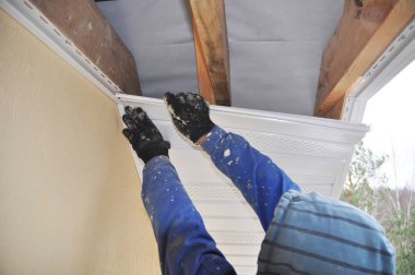 Yüklenici, recessed yükleme çatı tamircisi. Çatı inşaat. Recessed ve fasya yükleme. 