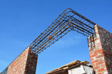 Çelik çubuklar yeni ev inşaatı köşede filmaşin penceresi için bir lento olarak takviye beton çubuklarıyla demir.
