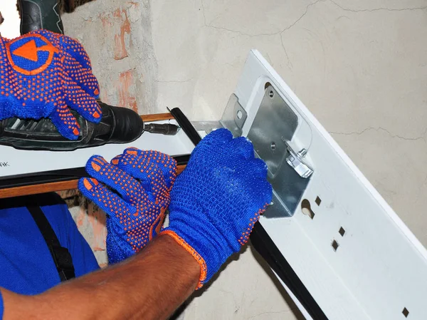 Garaj kapı ve açacağı yükleme Müteahhitler tarafından yakın çekim. Onarım.