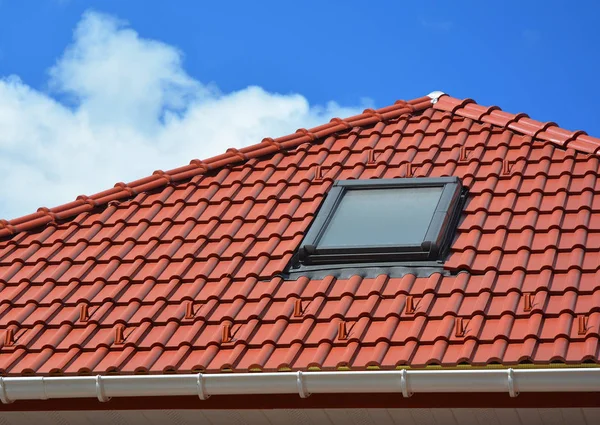 Modernes Dachfenster. Dachboden Oberlichter Home Design. — Stockfoto