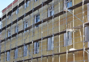 Enerji verimliliği ofis duvar yenileme enerji tasarrufu için. Mineral yün, hastane yapım aşamasında bina ile dış ev duvar ısı izolasyon.