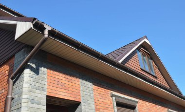 Yağmur oluk boru hattı sistemi ile tavan penceresi.