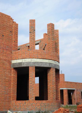 Ev yapım aşamasında. Tuğla konut yapı.