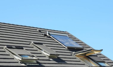Modern ev çatı ışıklıklar, güneş enerjili su ısıtıcı, güneş panelleri ile güzel yeni çağdaş ev güneş panelleri ile. Açık çatı ışıklıklar.