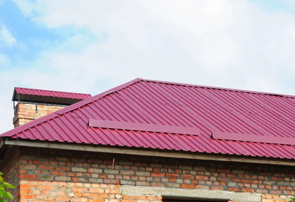 屋根工事 新しい金属の屋根の取付け — ストック写真