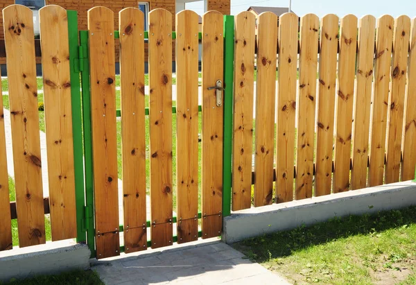 木製のフェンスの扉。ウッド フェンスのゲート - 木材フェンシング. — ストック写真