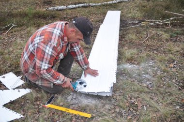 Kiev, Ukrayna - 31 Ekim 2016: Yüklenici kesme recessed tahtası Installation.Soffit ve fasya yükleme önce. 