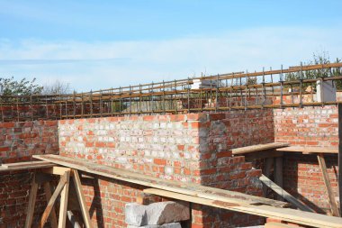 Çelik barlar, Filmaşin takviye beton çubuklarıyla demir. Tuğla ev yapımı için demir çubuklarla.