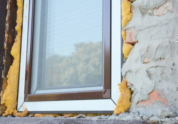 Close Isolatie Van Kunststof Venster Met Spray Schuim Isolatie — Stockfoto