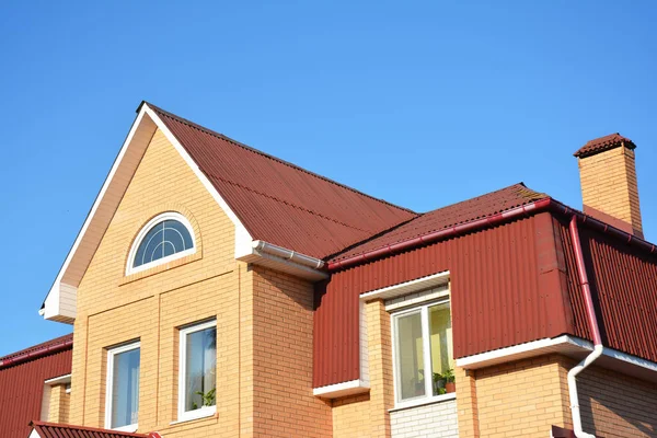 Construcción ático al aire libre. Techo ático exterior con tejas de asfalto . — Foto de Stock