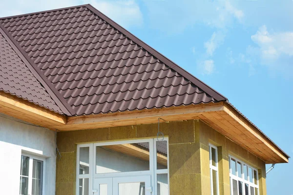 Roofing Construction. House wall repair, renovation, insulation detail. Building insulation exterior, added to buildings for comfort and energy efficiency. Rain Gutter. Soffit and Fascia installation. — Stock Photo, Image