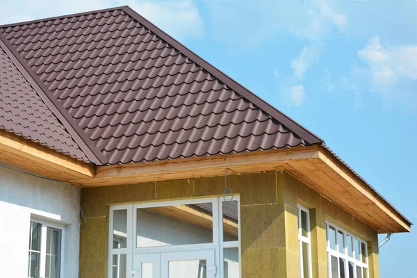 Çatı inşaat. Ev duvar tamir, tadilat, yalıtım ayrıntı. İzolasyon dış cephe, Bina eklendi yapılar için konfor ve enerji verimliliği için. Yağmur oluk. Recessed ve fasya yükleme.