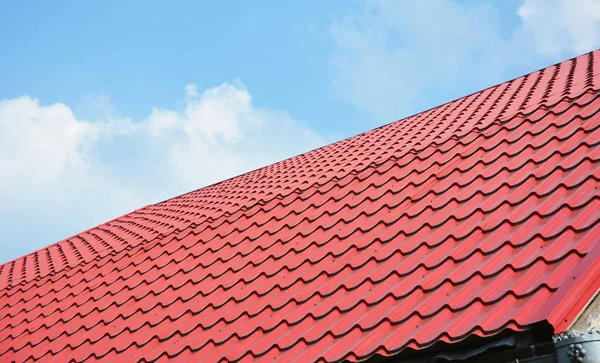 Telhas de metal vermelho. telhas de telhado de metal - Construção de telhados, Reparação de telhados . — Fotografia de Stock