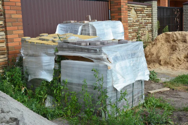 堆叠在薄膜桶 砖户外 建筑施工现场防雨砖建筑材料 — 图库照片