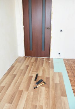 Yalıtım ile döşeme ve levhalar ses geçirmez ahşap laminat yükleme. İç.