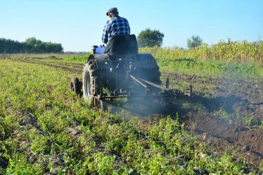Traktör sürme üzerinde çiftçi 