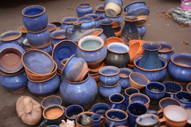 Geleneksel seramik testiler gelir. El yapımı Ukrayna seramik seramik seramik kaplar ve kil tabak açık havada yol kenarına yerleştirilen bir pazarda.