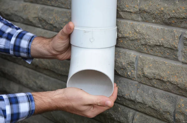 Yağmur oluk akıtmayın ve yüklenici eliyle Downpipes yükleme. Temizlik ve onarım.