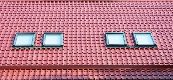 Φεγγίτες Κυρ σήραγγες και παράθυρα οροφής. Κλείστε επάνω σε παράθυρα φεγγιτών στην κόκκινη σοφίτα οροφή — Φωτογραφία Αρχείου