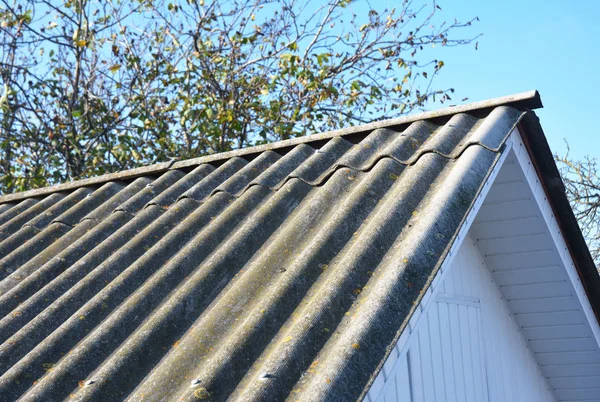 屋根裏部屋の屋根にアスベスト瓦 — ストック写真