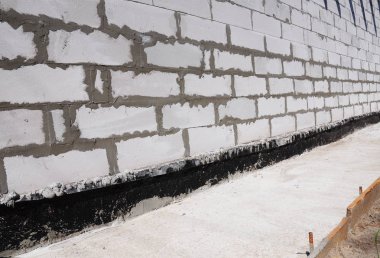 Bitümlü Membran ile ev temel su yalıtımı. 