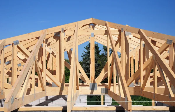 Telhados de treliça. Telhado construção casa telhado edifício.Telhado de madeira treliça. Telhado Trusses and Framing Home . — Fotografia de Stock