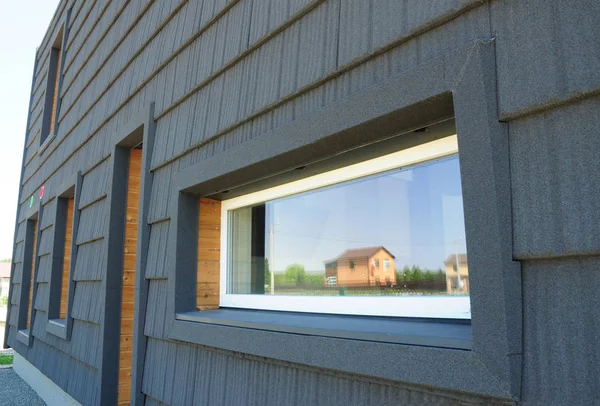 Nueva casa pasiva moderna pared de fachada de eficiencia energética. Diseño pasivo de la casa exterior. Paredes pasivas de la casa . — Foto de Stock