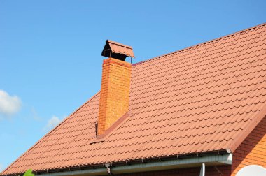 Kırmızı metal kiremit. Metal çatı Zona - çatı inşaat, tuğla baca, onarım çatı kaplama