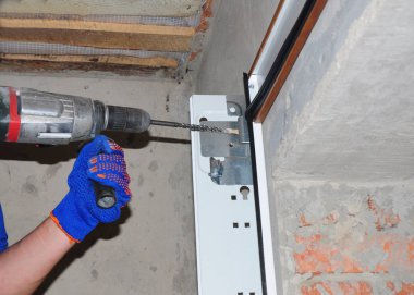 Garaj kapı yükleme ve değiştirme. Düzeltme garaj kapı Springs için delik delme.