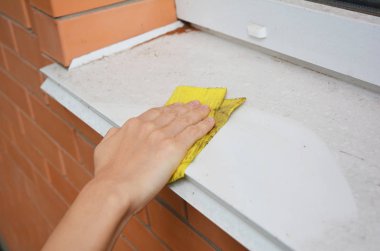 Pencere pervazına toz temizleme. Pencereler ve pencere eşikleri Temizleme.